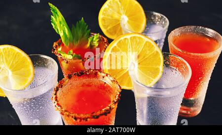 Verschiedene alkoholische Cocktails in einem Nachtclub. Stockfoto