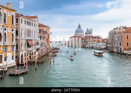 Blick über den Canal Grande in Venedig von der Brücke der Accademia Stockfoto
