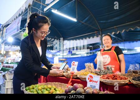 Vientiane, Laos. Januar 2020. Ein Kunde scannt einen QR-Code, um am 30. Januar 2020 auf einem Nachtmarkt von Vientiane, der Hauptstadt von Laos, zu zahlen. Die Zentralbank Lao PDR (BOL) hatte am 29. Januar einen weichen Start des Lao QR-Code-Standards für Zahlungen, um die Entwicklung des Standards und die Integration der Zahlungen zu fördern. Gutschrift: Kaikeo Saiyasane/Xinhua/Alamy Live News Stockfoto