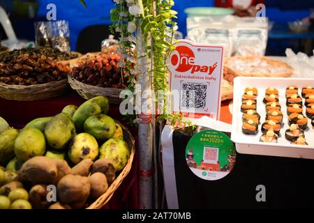 Vientiane, Laos. Januar 2020. Ein QR-Code für die Zahlung wird am 30. Januar 2020 auf einem Nachtmarkt von Vientiane, der Hauptstadt von Laos, angezeigt. Die Zentralbank Lao PDR (BOL) hatte am 29. Januar einen weichen Start des Lao QR-Code-Standards für Zahlungen, um die Entwicklung des Standards und die Integration der Zahlungen zu fördern. Gutschrift: Kaikeo Saiyasane/Xinhua/Alamy Live News Stockfoto