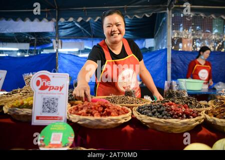 Vientiane, Laos. Januar 2020. Ein Anbieter bietet QR-Code Payment Service auf einem Nachtmarkt von Vientiane, der Hauptstadt von Laos, am 30. Januar 2020 an. Die Zentralbank Lao PDR (BOL) hatte am 29. Januar einen weichen Start des Lao QR-Code-Standards für Zahlungen, um die Entwicklung des Standards und die Integration der Zahlungen zu fördern. Gutschrift: Kaikeo Saiyasane/Xinhua/Alamy Live News Stockfoto