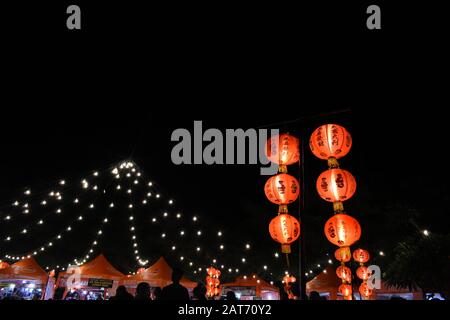 Lampion und Elektro-Glühbirne-Dekoration Teil des Food-Festivals während des chinesischen Neujahrsfestes im Einkaufszentrum. Surakarta, Indonesien. Stockfoto