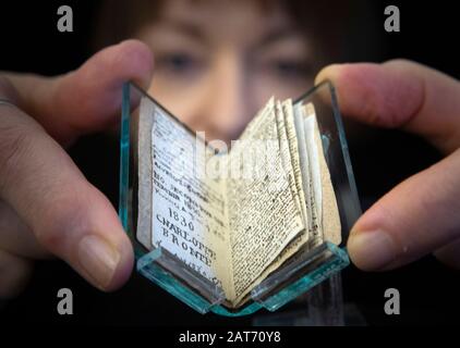 Hauptkuratorin Ann Dinsdale hält ein seltenes 600.000 € kleines Buch, das Charlotte Bronte nach seiner Rückkehr ins Bronte Parsonage Museum in Haworth, Keighley, West Yorkshire geschrieben hat, nachdem sie bei der Auktion in Paris gekauft wurde. Stockfoto