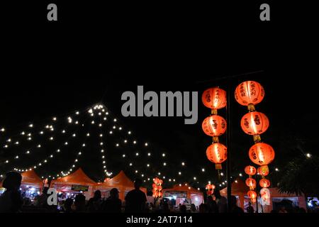 Lampion und Elektro-Glühbirne-Dekoration Teil des Food-Festivals während des chinesischen Neujahrsfestes im Einkaufszentrum. Surakarta, Indonesien. Stockfoto