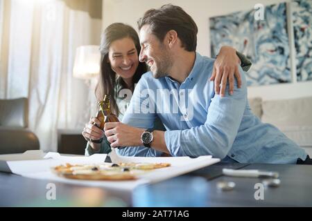 Gerne entspannt Paar teilen eine Pizza zu Hause Stockfoto