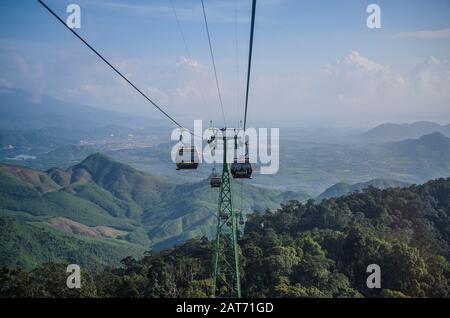 Seilbahn in der Sun World in da Nang in Vietnam. Sonniger Tag am 12. Januar 2020 Stockfoto