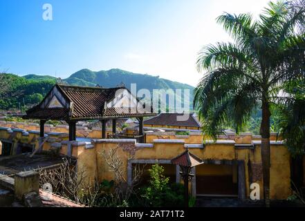 Gebäude und Zäune am Eingang zur Seilbahn in der Sun World in da Nang in Vietnam. Clear Sunny Day am 12. Januar 2020 Stockfoto