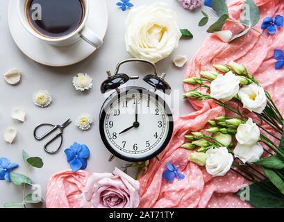 Blumen Komposition. Rahmen aus verschiedenen Blumen und Eukalyptus, Zweige und Wecker auf weißem Hintergrund. Flach, Ansicht von oben, kopieren Raum Stockfoto