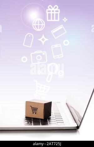 Spielzeugbox auf Laptop-Tastatur in der Nähe von Illustration auf weißem E-Commerce-Konzept Stockfoto