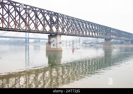 Belgrad, Serbien - 26. Januar 2020: Die Alte Eisenbahnbrücke über dem Fluss Sava Stockfoto