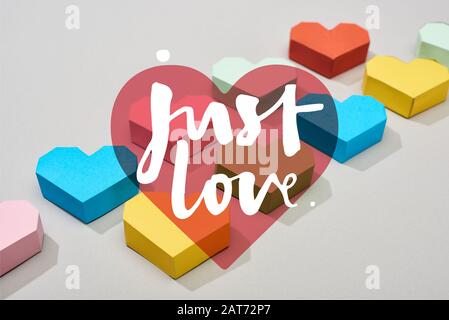 Dekorative bunte Herzen und einfach Liebes-Illustration auf grauem Hintergrund Stockfoto