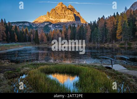 Wunderschöner Herbstabend der Antorno-See und Drei Gipfel von Lavaredo (Lago Di Antorno und Tre Cime di Lavaredo), in den Dolmen, Italien. Malerisches Reisen, Stockfoto