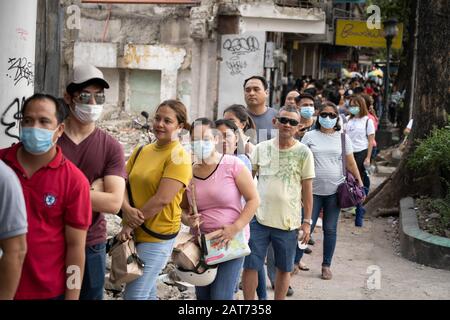 Cebu City, Philippinen. Januar 2020. Mit dem ersten bestätigten Fall von Coronavirus auf den Philippinen hat die enorme Nachfrage nach Gesichtsmasken das Angebot überflügelt.Viele Apotheken gehen schnell aus den Beständen, während sich große Schlangen entwickelten, in der Hoffnung, Masken für Einzelpersonen, Familie und Freunde zu erhalten. Credit: Imagewallery2/Alamy Live News Stockfoto