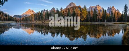 Wunderschöner Herbstabend der Antorno-See und Drei Gipfel von Lavaredo (Lago Di Antorno und Tre Cime di Lavaredo), in den Dolmen, Italien. Malerisches Reisen, Stockfoto