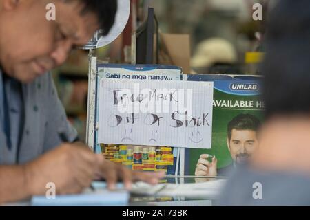 Cebu City, Philippinen. Januar 2020. Mit dem ersten bestätigten Fall von Coronavirus auf den Philippinen hat die enorme Nachfrage nach Gesichtsmasken das Angebot überflügelt.Viele Apotheken gehen schnell aus den Beständen, während sich große Schlangen entwickelten, in der Hoffnung, Masken für Einzelpersonen, Familie und Freunde zu erhalten. Credit: Imagewallery2/Alamy Live News Stockfoto