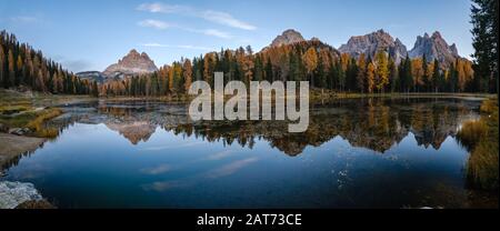 Wunderschöner Herbstabend der Antorno-See und Drei Gipfel von Lavaredo (Lago Di Antorno und Tre Cime di Lavaredo), in den Dolmen, Italien. Malerisches Reisen, Stockfoto