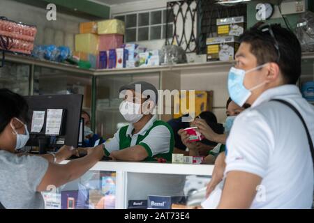 Cebu City, Philippinen. Januar 2020. Mit dem ersten bestätigten Fall von Coronavirus auf den Philippinen hat die enorme Nachfrage nach Gesichtsmasken das Angebot überflügelt.Viele Apotheken gehen schnell aus den Beständen, während sich große Schlangen entwickelten, in der Hoffnung, Masken für Einzelpersonen, Familie und Freunde zu erhalten. Credit: Imagewallery2/Alamy Live News Stockfoto