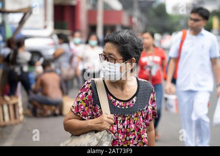 Cebu City, Philippinen. Januar 2020. Mit dem ersten bestätigten Fall von Coronavirus auf den Philippinen hat die enorme Nachfrage nach Gesichtsmasken das Angebot übertroffen.Eine Zunahme von Mitgliedern der Öffentlichkeit, die Masken tragen, ist an öffentlichen Orten ziemlich offensichtlich geworden. Credit: Imagewallery2/Alamy Live News Stockfoto