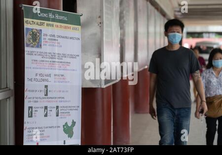 Cebu City, Philippinen. Januar 2020. Ein Beratungsposter vor dem Krankenhauseingang, das Präventionsmaßnahmen in Bezug auf Coronavirus in englischer und chinesischer Sprache erläutert. Credit: Imagewallery2/Alamy Live News Stockfoto