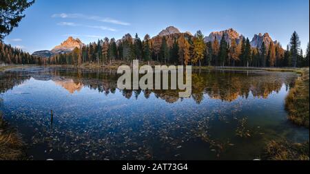 Wunderschöner Herbstabend der Antorno-See und Drei Gipfel von Lavaredo (Lago Di Antorno und Tre Cime di Lavaredo), in den Dolmen, Italien. Malerisches Reisen, Stockfoto