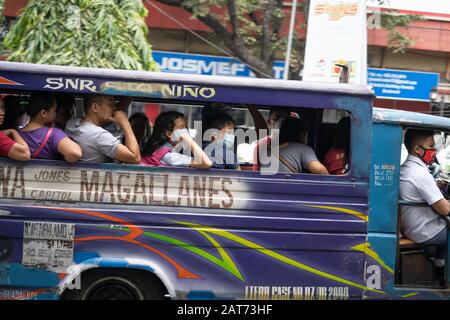 Cebu City, Philippinen. Januar 2020. Mit dem ersten bestätigten Fall von Coronavirus auf den Philippinen hat die enorme Nachfrage nach Gesichtsmasken das Angebot überboten. Credit: Imagewallery2/Alamy Live News Stockfoto