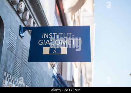 Juni 2019. Giacometti Institut Straßenschild in Paris, Frankreich. Schöne Nahaufnahme dieser blauen Metallplatte. Verschwommener Hintergrund, perfekte Aufnahme! Stockfoto