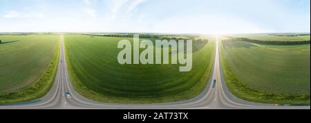 Großer Rundblick über grüne Felder unter blauem Himmel mit Wolken an einem Sommertag. Vollständiges VR 360-Grad-Panorama, Nahtlose Kugelform. Kleiner Planet Stockfoto