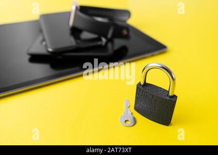 Telefon, Tablet, Smart Watch mit Schloss. Digitales Entgiftungskonzept. Cyber-Sicherheit privater Informationen Stockfoto