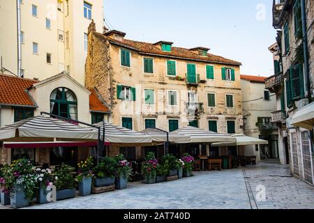 Kroatien, die Altstadt von Split, Cafés und Geschäfte auf dem Obstplatz in der Altstadt, am frühen Morgen Stockfoto