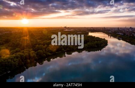 Sonnenuntergang am Maschsee im Sommer Stockfoto