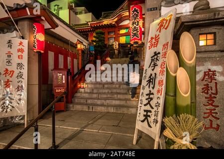 Tokio, japan - 02. januar 2020: Buddhistischer Tokudaiji-Tempel in der Ameyoko-Straße in Tokio nachts. Stockfoto