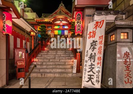 Tokio, japan - 02. januar 2020: Buddhistischer Tokudaiji-Tempel in der Ameyoko-Straße in Tokio nachts. Stockfoto