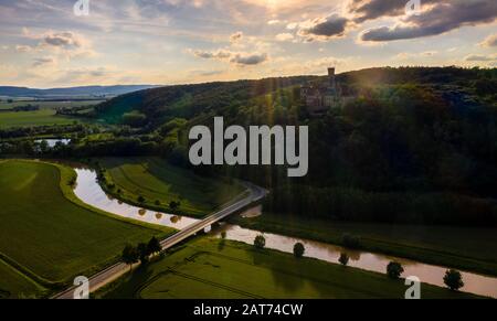 Lufttaufnahme von Schloss Marienburg mit Leine im Sommer / Luftbild Schloss Marienburg mit Leine im Sommer Stockfoto