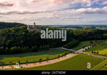 Lufttaufnahme von Schloss Marienburg mit Leine im Sommer / Luftbild Schloss Marienburg mit Leine im Sommer Stockfoto