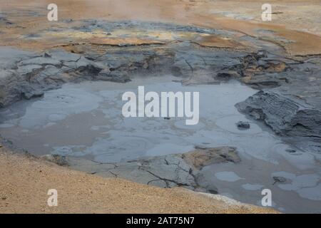 Námafjall, Namafjall, Hverir bei Myvatn, Hochtemperaturgebiet, Geothermalgebiet, Hverarönd, Thermalquellen, Thermalquelle. Im Hochtemperaturgebiet Stockfoto