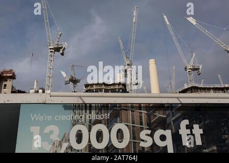 Die Kräne, die am 27. Januar 2020 in London, England, über den Kaminen der Battersea Power Station in Nine Elms, South London, die derzeit größte Baustelle Europas sind und 13.000 Quadratmeter Wohn- und Einzelhandelsfläche schaffen. Stockfoto