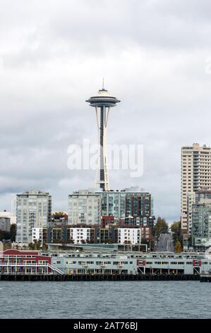 Die Space Needle dominiert an einem übergiebelten Tag von Elliot Bay aus die Skyline von Seattle Stockfoto