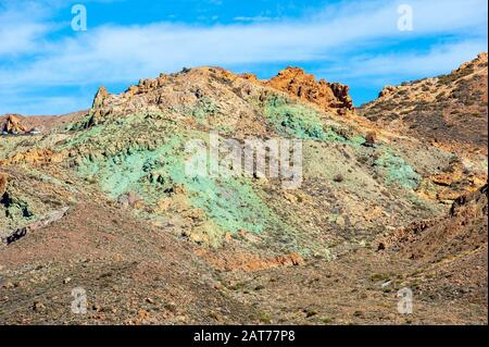 Grüne Felsen im Teide-Nationalpark auf der Kanareninsel Tenera. Stockfoto