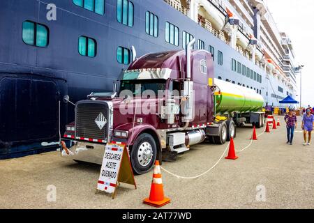 Puerto Limon, Costa Rica - 9. Dezember 2019: Die Truck-Zisterne betankt ein Kreuzfahrtschiff Holland America Kreuzfahrtschiff Eurodam, das in Puerto Limon in C angedockt ist Stockfoto