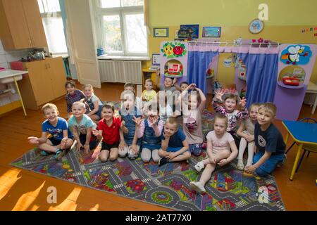 Weißrussland, die Stadt Gomil, 25. April 2019.Tag der offenen Tür im Kindergarten. Viele Kinder im Kindergarten. Eine Gruppe von sechs Jahre alten Jungen und Mädchen. Stockfoto