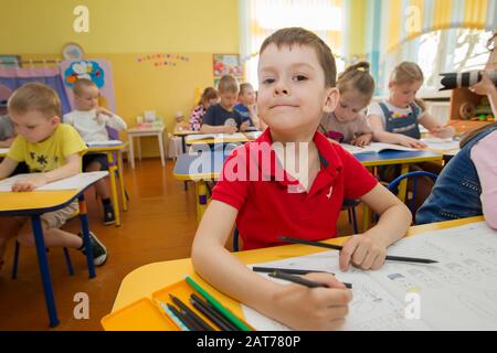 Weißrussland, die Stadt Gomel, 25. April 2019. Tag der offenen Tür im Kindergarten.Junge zieht im Klassenzimmer. Stockfoto