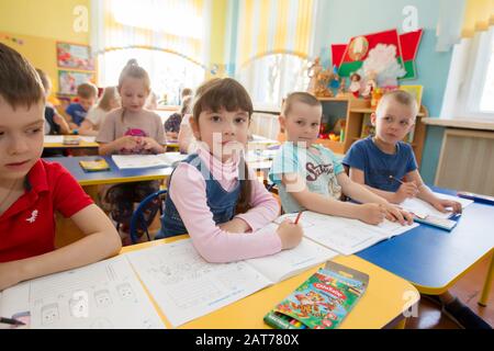 Weißrussland, die Stadt Gomel, 25. April 2019. Tag der offenen Tür im Kindergarten.Kinder in einer Unterrichtsstunde im Kindergarten. Junge und Mädchen ziehen. Stockfoto