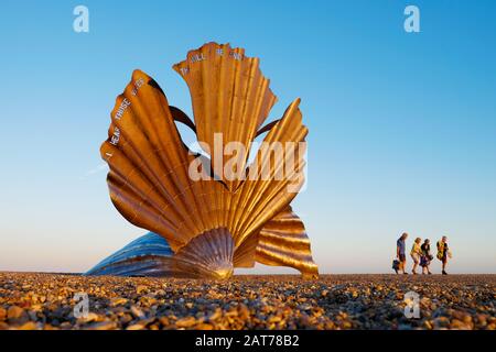 Touristen gehen an der Aldeburgh Scallop Muschelskulptur von Maggi Hambling vorbei. Aldeburgh, Suffolk. VEREINIGTES KÖNIGREICH Stockfoto