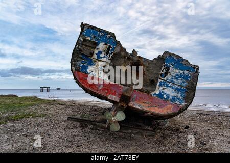 Verlassenes Boot am Strand Sizewell. Suffolk. GROSSBRITANNIEN Stockfoto