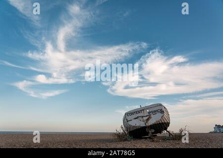 Verlassenes Fischerboot am Aldeburgh Beach. Aldeburgh, Suffolk Stockfoto