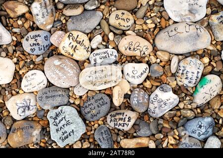 Nachrichten, die auf Steinen auf Aldeburgh Beach, Aldeburgh, Suffolk geschrieben wurden Stockfoto