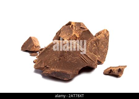 Rohteil aus 100% reinem biologischem Kakao-Schokoladenstück isoliert auf weiß mit Schatten. Theobroma cacao Masse oder Paste. Stockfoto