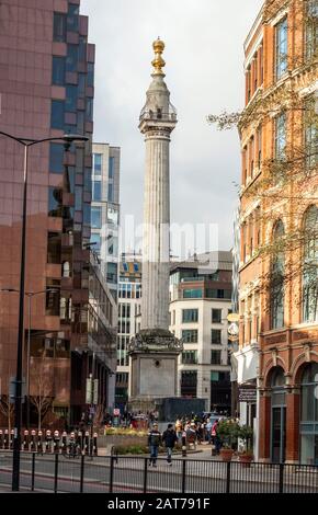 Das Monument Memorial ist ein Wahrzeichen für Touristen, von der Lower Thames Street in London, Großbritannien, aus gesehen, ab 2020 Stockfoto