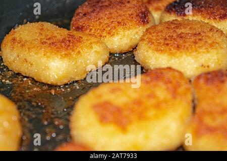 Hühnernuggets werden in einer Pfanne gebraten. Nahaufnahme Stockfoto