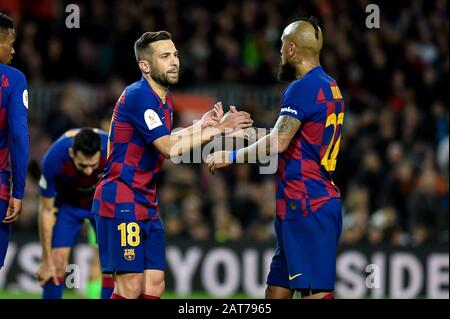 Barcelona, SPANIEN - 30. JANUAR:.Jordi Alba und Arturo Vidal vom FC Barcelona während der spanischen Runde der Copa del Rey um 16 Spiele zwischen dem FC Barcelona und dem SD Leganes im Camp Nou am 30. Januar 2020 in Barcelona, Spanien. (Foto nach DAX/ESPA-Images) Stockfoto